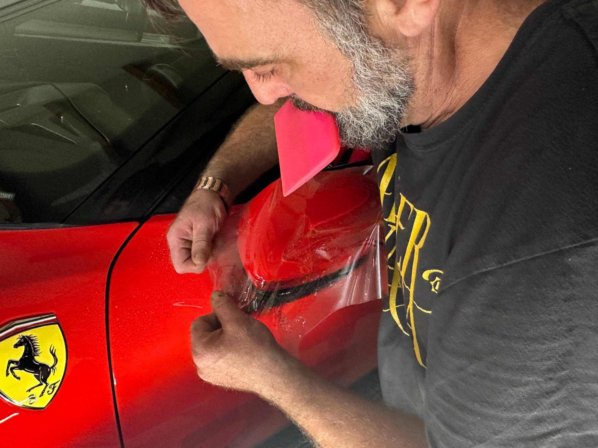 Tom bringt transparente Lackschutzfolie an einem Fahrzeug an