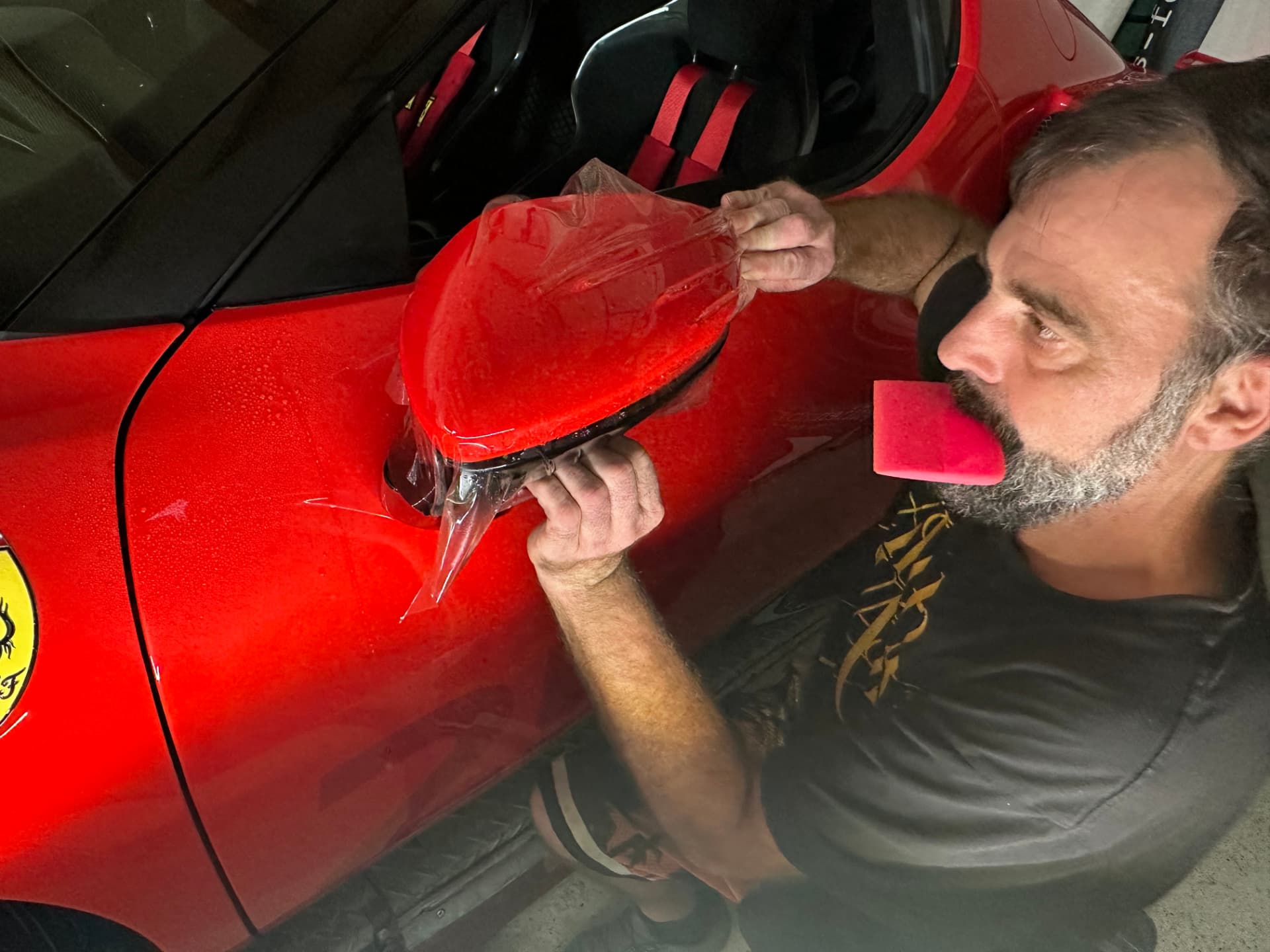 Die rote Karosserie des Ferrari nach der Folierung
