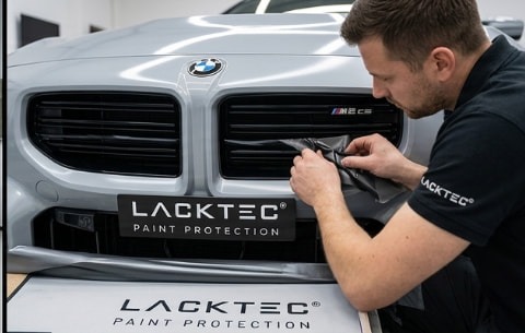Tom bei der präzisen Verarbeitung von Lackschutzfolie am Kotflügel