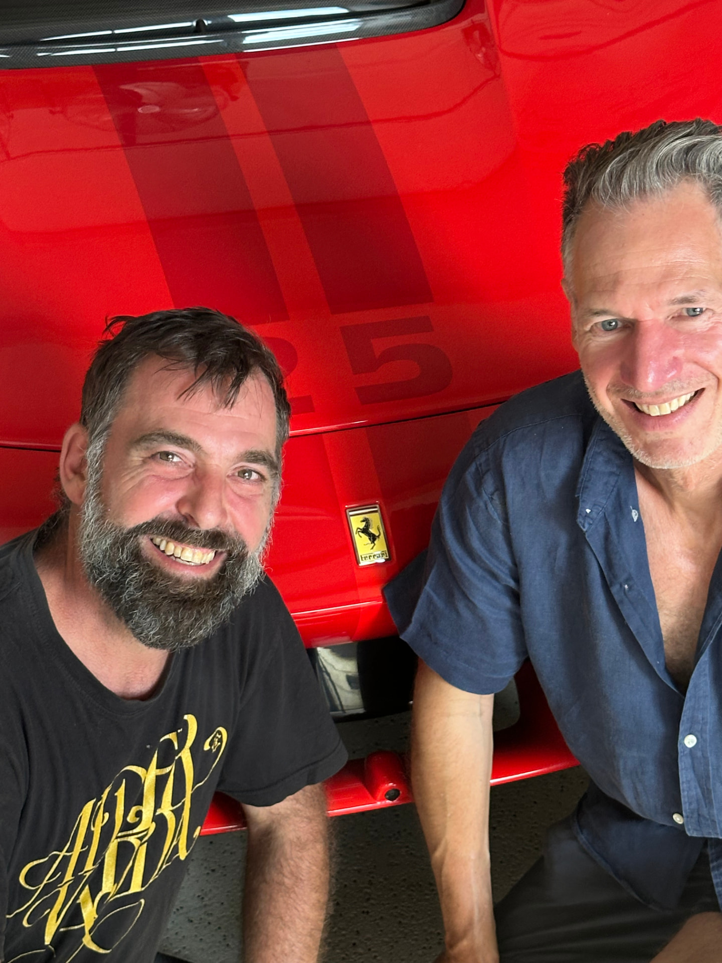Tom und Chris vor dem fertigen Ferrari